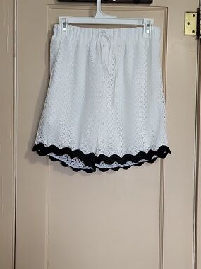 White Scalloped Hem Straight Leg Shorts Cupshie NWT- M